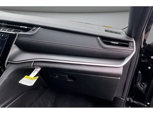 Used 2024 Jeep Grand Cherokee Laredo image 18