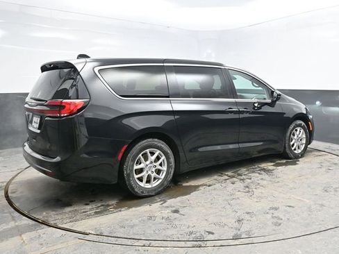 Used 2023 Chrysler Pacifica Touring-L image 7