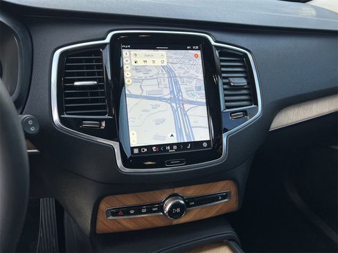 Used 2024 Volvo XC90 B6 Plus image 15