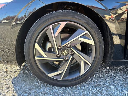 Used 2025 Hyundai Elantra SEL image 25