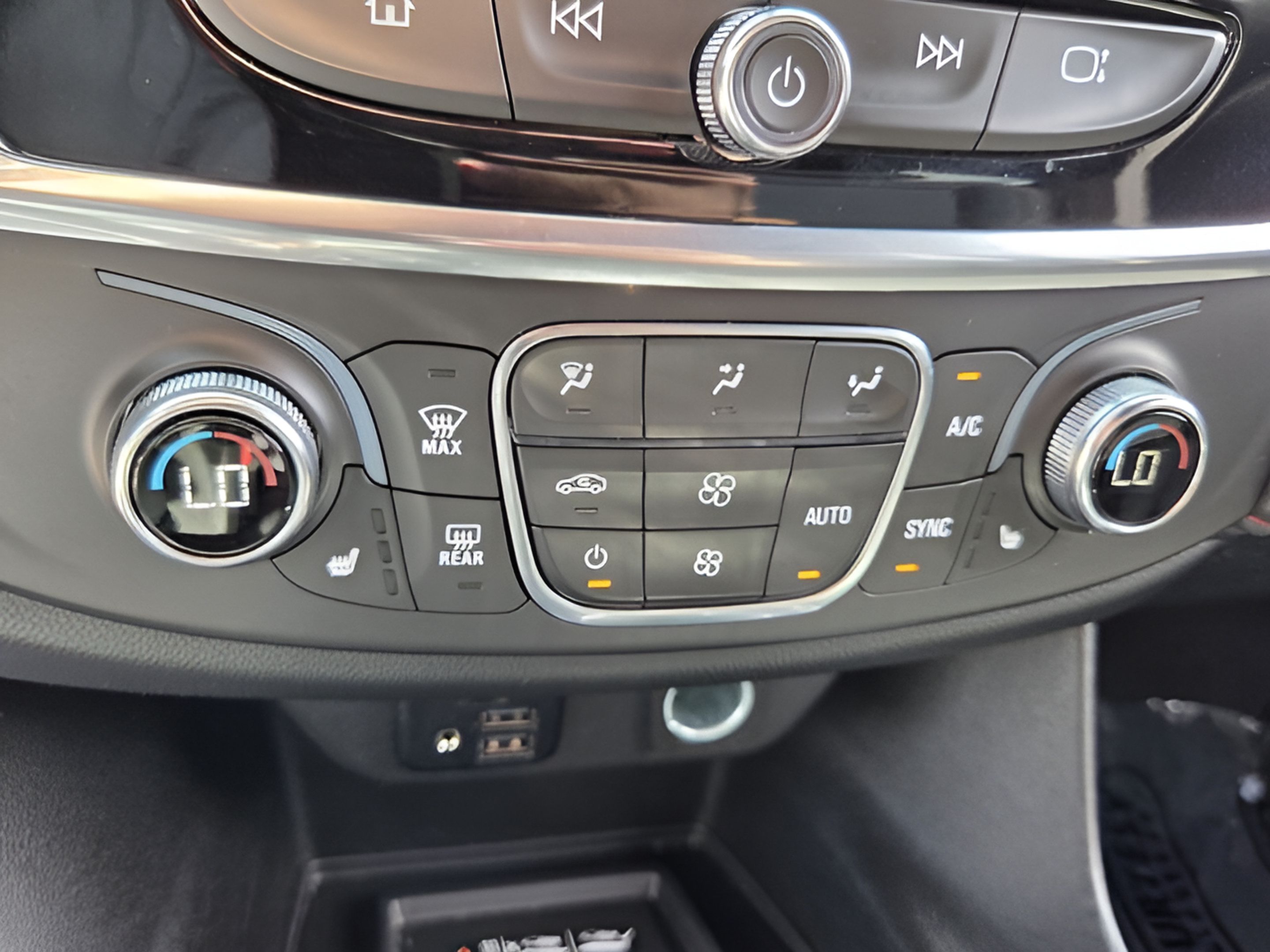 Used 2023 Chevrolet Traverse RS FWD image 20