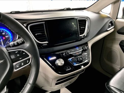 Used 2023 Chrysler Pacifica Touring-L FWD image 25