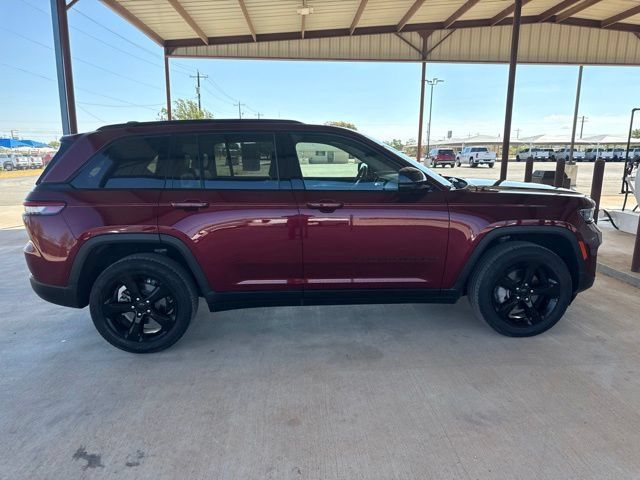 Used 2024 Jeep Grand Cherokee Limited w/ Black Appearance Package AWD/4WD image 9