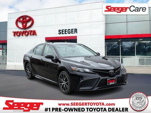 Used 2024 Toyota Camry SE image 1