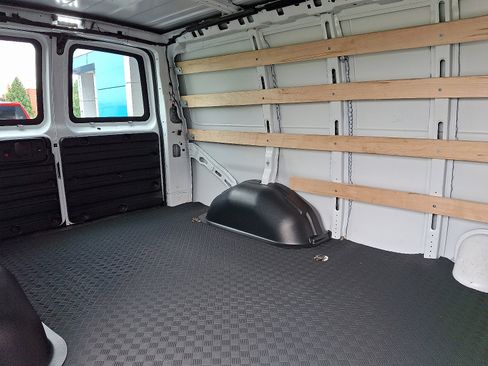 Used 2023 GMC Savana 2500 w/ Driver Convenience Package image 10