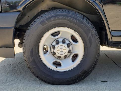 Used 2018 Chevrolet Express 2500 w/ Driver Convenience Package RWD image 27