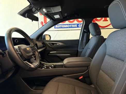 Used 2025 Chevrolet Traverse LT image 15