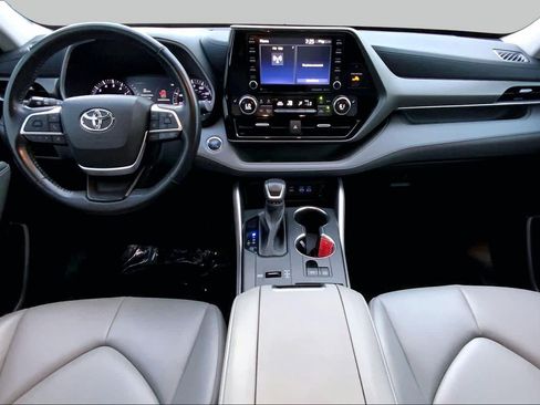 Used 2022 Toyota Highlander XLE FWD image 15