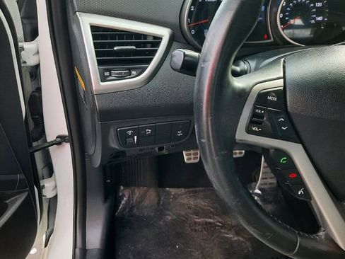 Used 2012 Hyundai Veloster w/ Style Pkg image 12