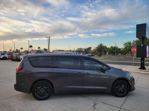 Used 2018 Chrysler Pacifica Touring Plus w/ S Appearance Package image 6