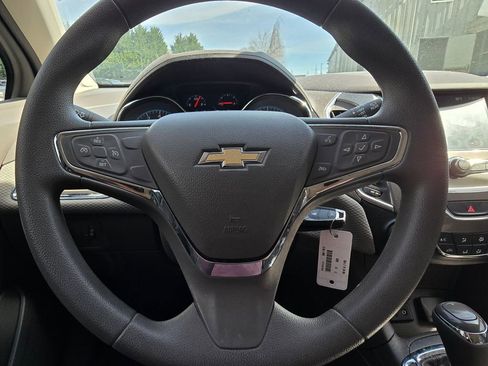 Used 2017 Chevrolet Cruze LT image 3