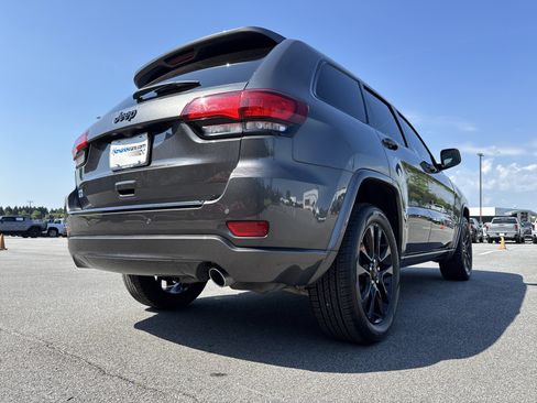 Used 2018 Jeep Grand Cherokee Altitude AWD/4WD image 10