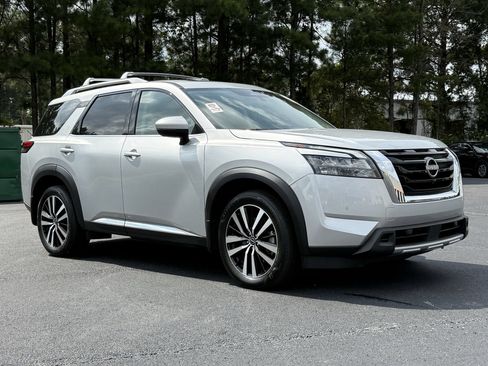 Used 2025 Nissan Pathfinder Platinum w/ Cargo Package AWD/4WD image 25
