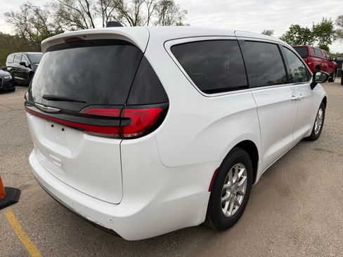 Used 2025 Chrysler Pacifica Select FWD image 2