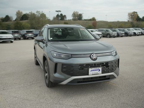 New 2025 Volkswagen Tiguan SE image 2