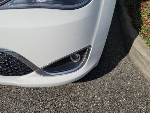 Used 2017 Chrysler Pacifica Touring-L Plus FWD image 4