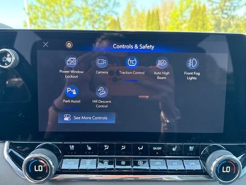 Used 2026 Chevrolet Colorado ZR2 w/ Technology Package AWD/4WD image 32