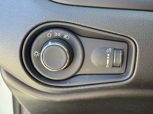 Used 2023 Jeep Renegade Latitude AWD/4WD image 25