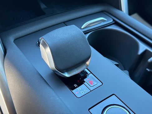 New 2025 Land Rover Discovery Dynamic SE image 25