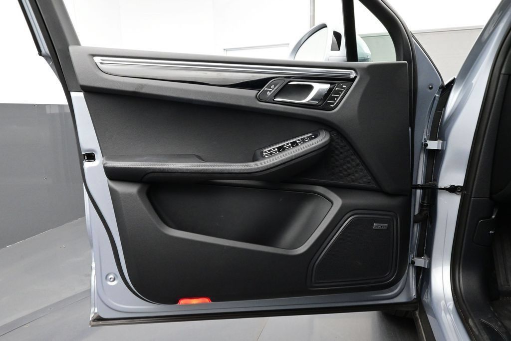 Certified 2025 Porsche Macan AWD/4WD image 7