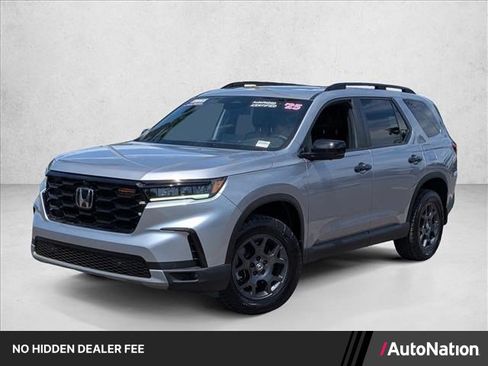 Used 2025 Honda Pilot TrailSport image 1