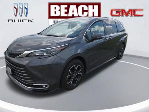 Used 2025 Toyota Sienna Platinum AWD/4WD image 4