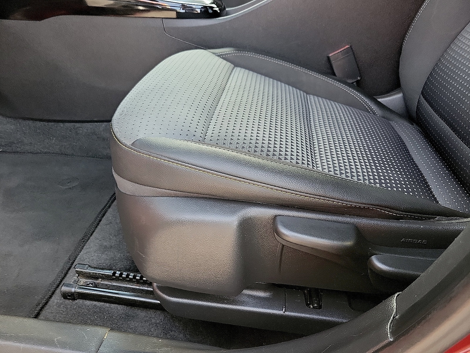 Used 2025 Chevrolet Trax LT FWD image 12