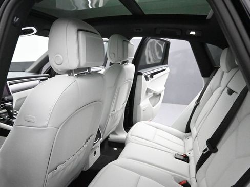 New 2025 Porsche Macan image 18