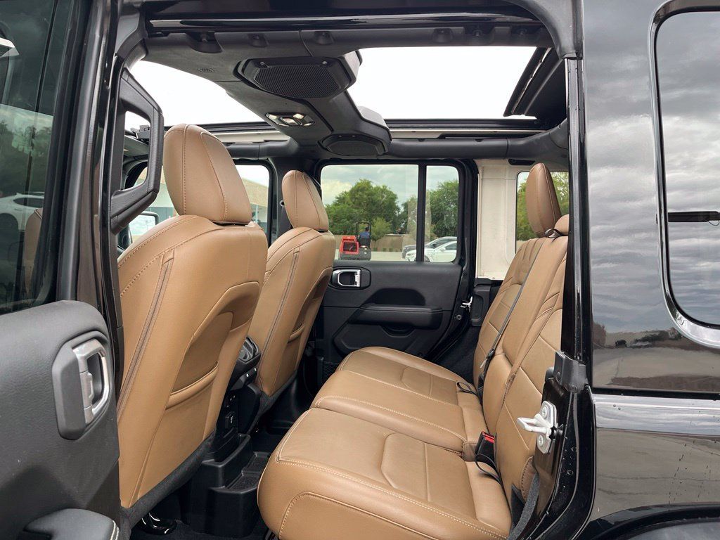 Used 2023 Jeep Wrangler Unlimited Sahara w/ Cold Weather Group AWD/4WD image 17