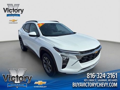 Used 2025 Chevrolet Trax LT w/ Driver Confidence Package image 1