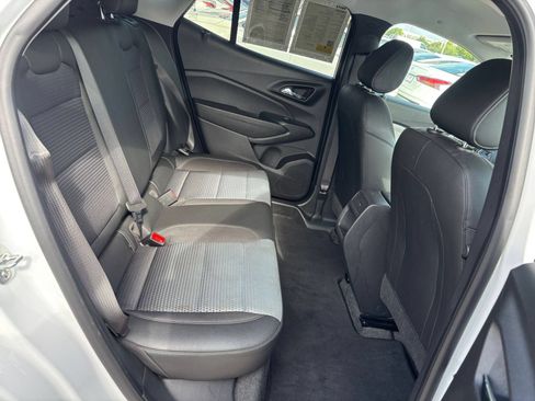 Used 2025 Chevrolet Trax LT w/ LT Convenience Package FWD image 24