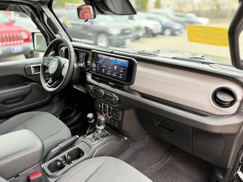 Used 2025 Jeep Wrangler Willys image 19