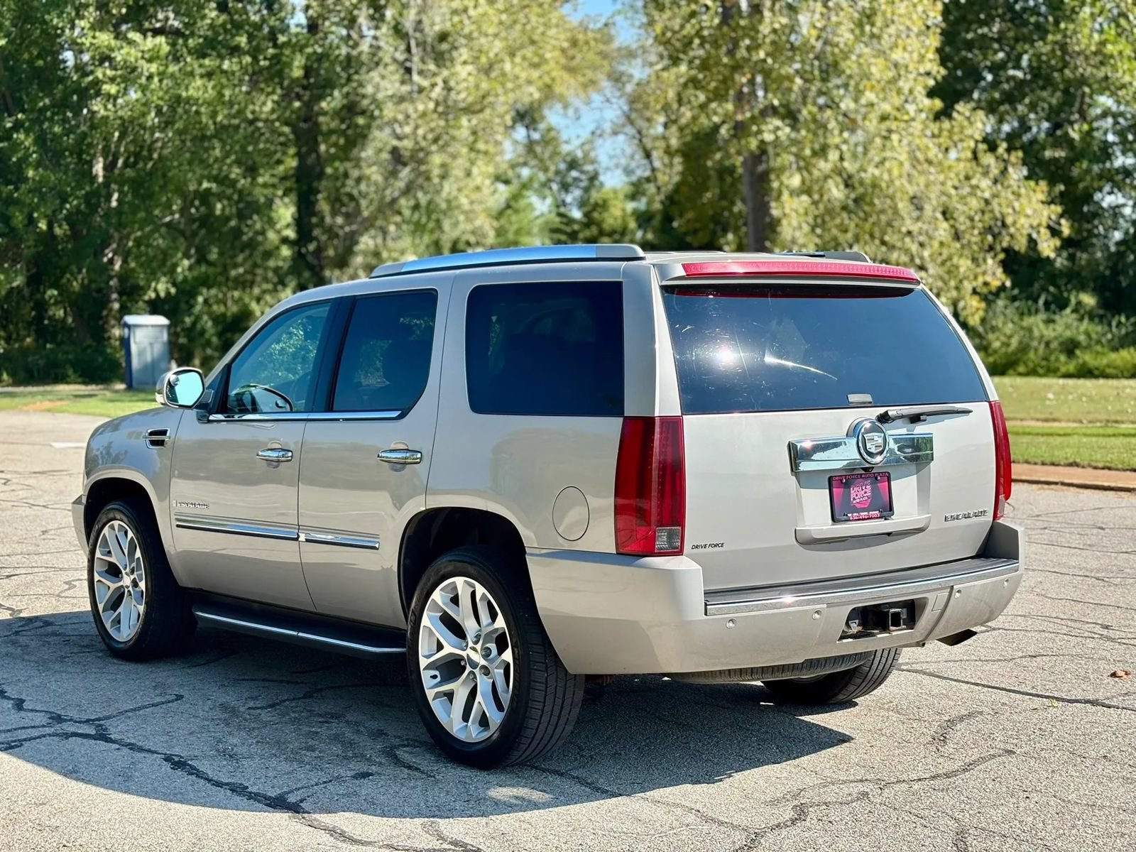 Used 2007 Cadillac Escalade AWD w/ Information Package image 10