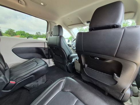 Used 2023 Chrysler Pacifica Touring-L FWD image 42