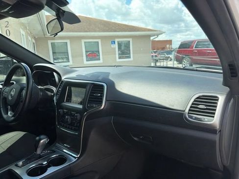 Used 2018 Jeep Grand Cherokee Laredo RWD image 12
