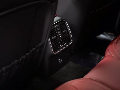 Certified 2025 Porsche Macan image 28