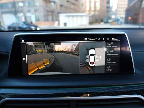 Used 2020 BMW 750i xDrive w/ Executive Package image 32