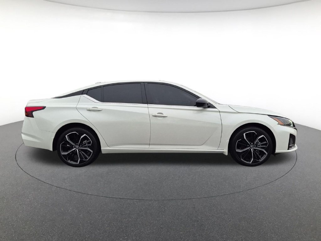 Used 2025 Nissan Altima 2.5 SR w/ SR Premium Package AWD/4WD image 4