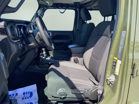 Used 2023 Jeep Gladiator Sport AWD/4WD image 17