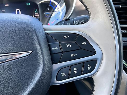 Used 2018 Chrysler Pacifica Limited w/ Advanced Safetytec Group FWD image 23