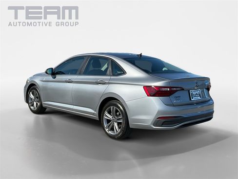 Used 2024 Volkswagen Jetta SE image 5