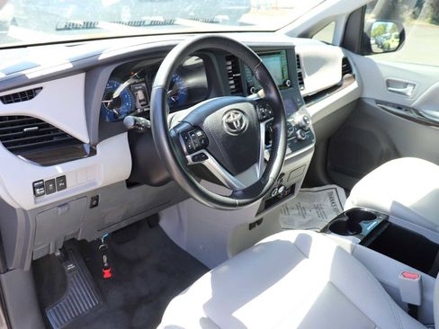 Used 2020 Toyota Sienna XLE Premium w/ Carpet Mat Package FWD image 10