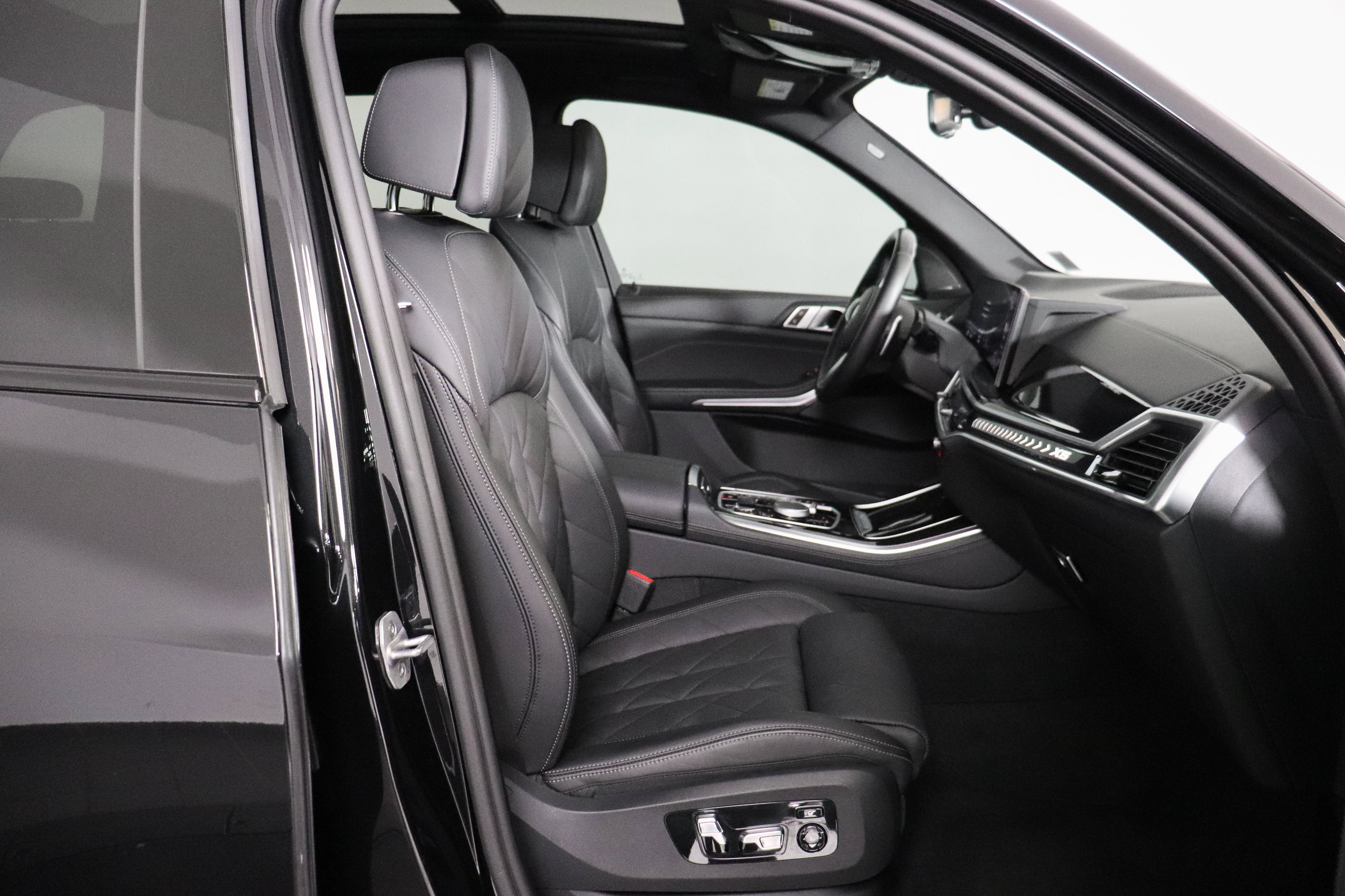 Used 2024 BMW X5 xDrive50e w/ M Sport Package AWD/4WD image 18
