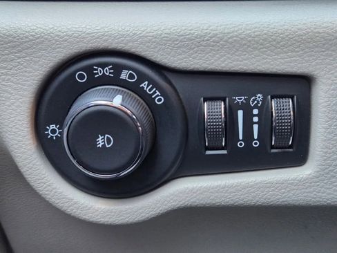 Used 2024 Chrysler Pacifica Select image 13