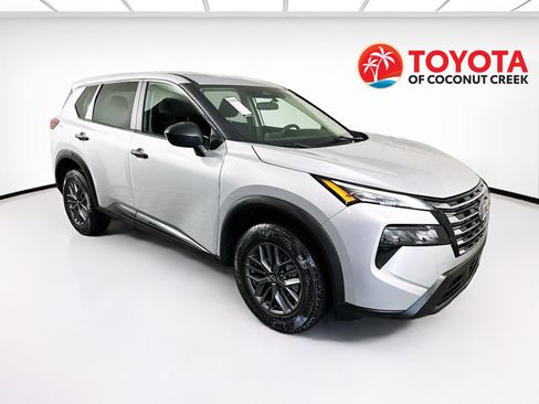 Used 2024 Nissan Rogue S image 1