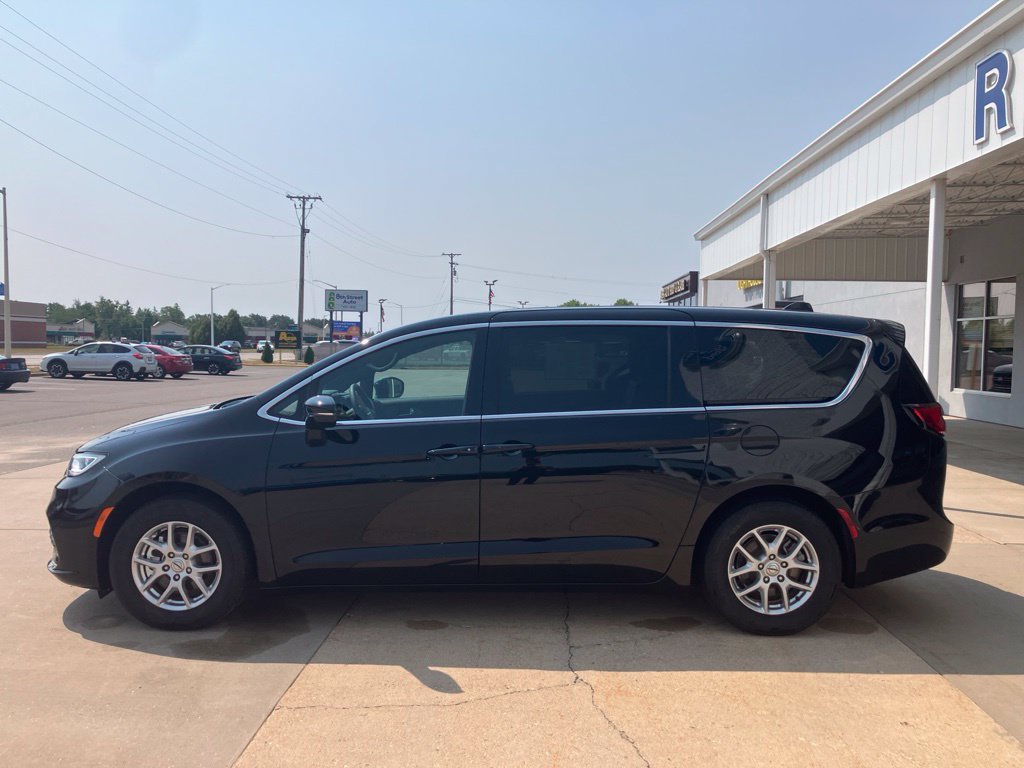 Used 2025 Chrysler Pacifica Select FWD image 4