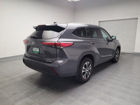 Used 2021 Toyota Highlander XLE AWD/4WD image 9