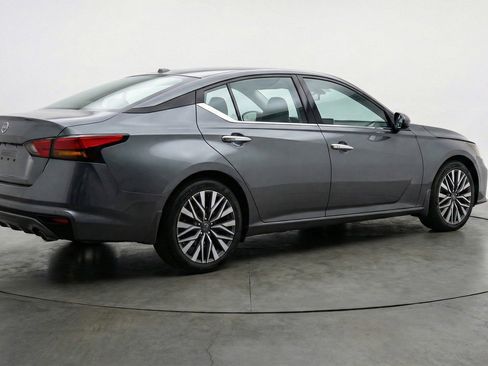 Used 2025 Nissan Altima 2.5 SV FWD image 9