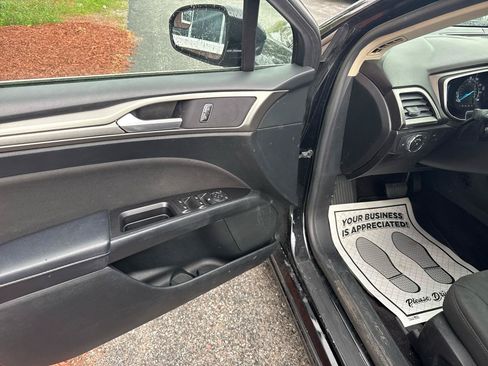 Used 2017 Ford Fusion SE w/ Fusion SE Technology Package FWD image 14