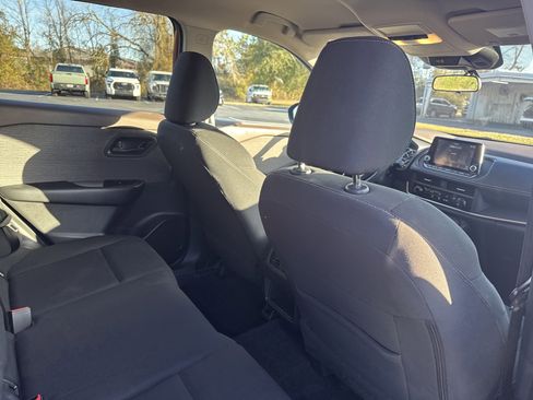 Used 2023 Nissan Rogue S image 31